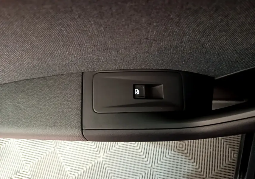 Bouton de verrouillage des portes noir sur la garniture intérieure côté conducteur d'un SEAT Ateca noir.