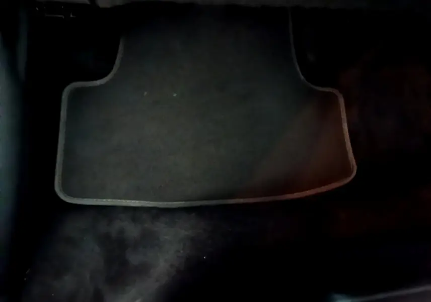 Tapis de sol noir côté conducteur du SEAT Ateca 2022, finition Style Business, intérieur sombre et épuré.