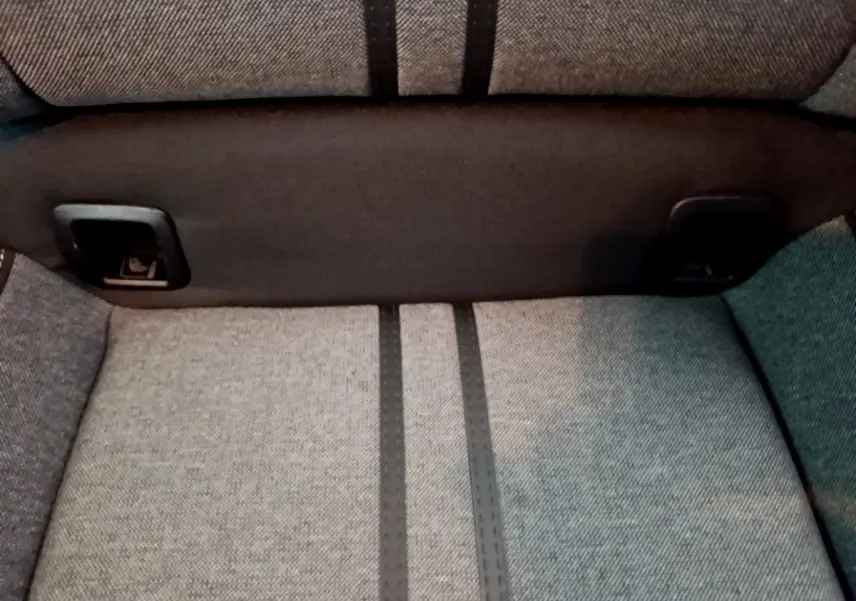 Détail de la banquette arrière grise avec surpiqûres noires du SEAT Ateca 2.0 TDI 150 DSG7 Style Business 2022.