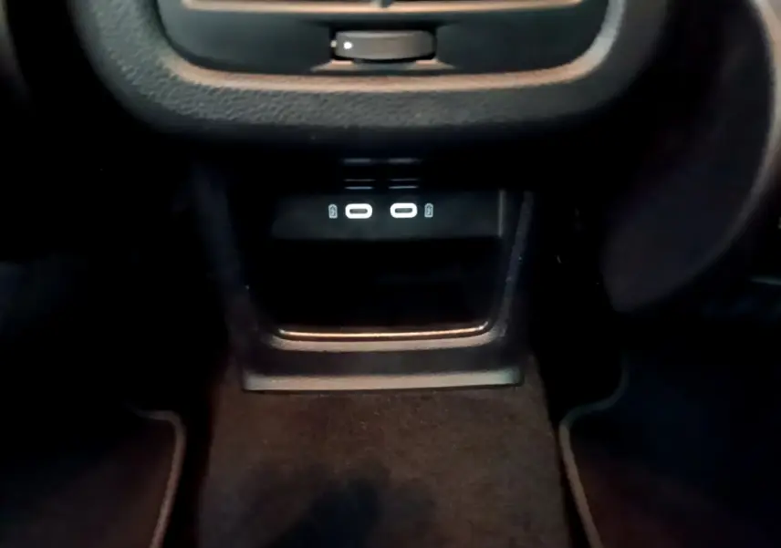 Prise USB double éclairée en blanc sous la console centrale d'un SEAT Ateca noir, vue intérieure rapprochée.