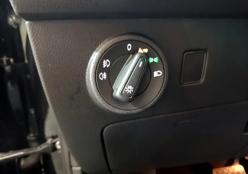 Gros plan sur le sélecteur d'éclairage intérieur noir du tableau de bord du SEAT Ateca 2022 noir.