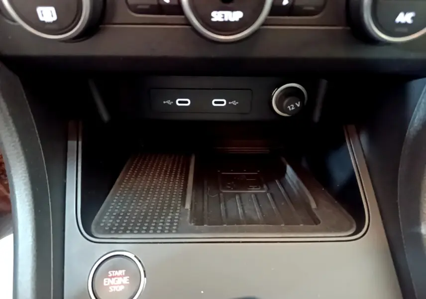 Gros plan sur la console centrale du SEAT Ateca noir 2022, montrant ports USB-C, prise 12V et bouton démarrage moteur.