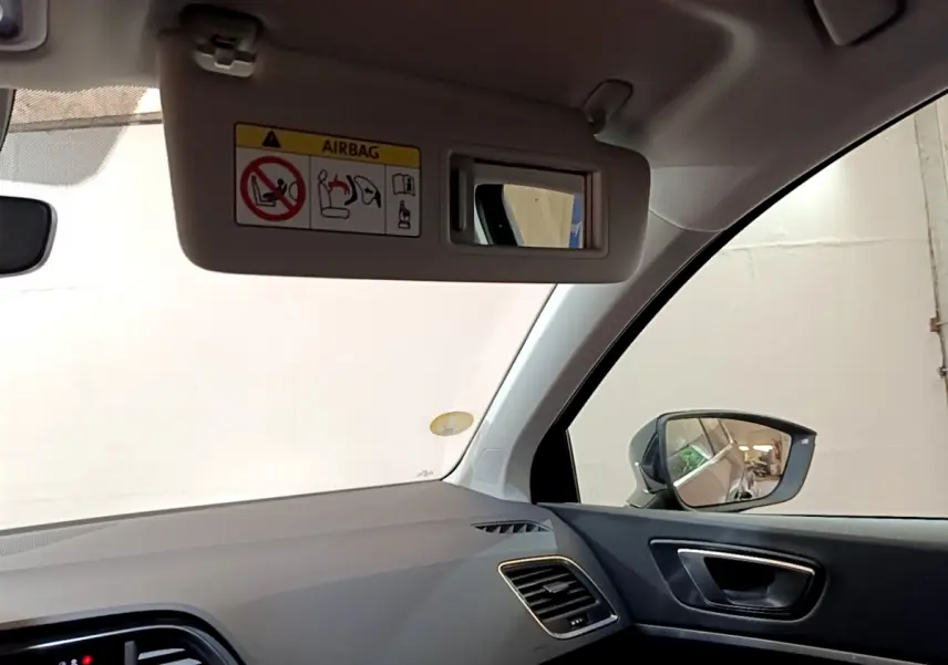 Intérieur côté passager du SEAT Ateca noir 2022, avec pare-soleil abaissé et rétroviseur latéral visible.