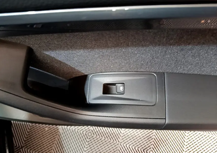 Bouton de verrouillage des portes sur la portière intérieure côté gauche d'un SEAT Ateca noir, finition Style Business.