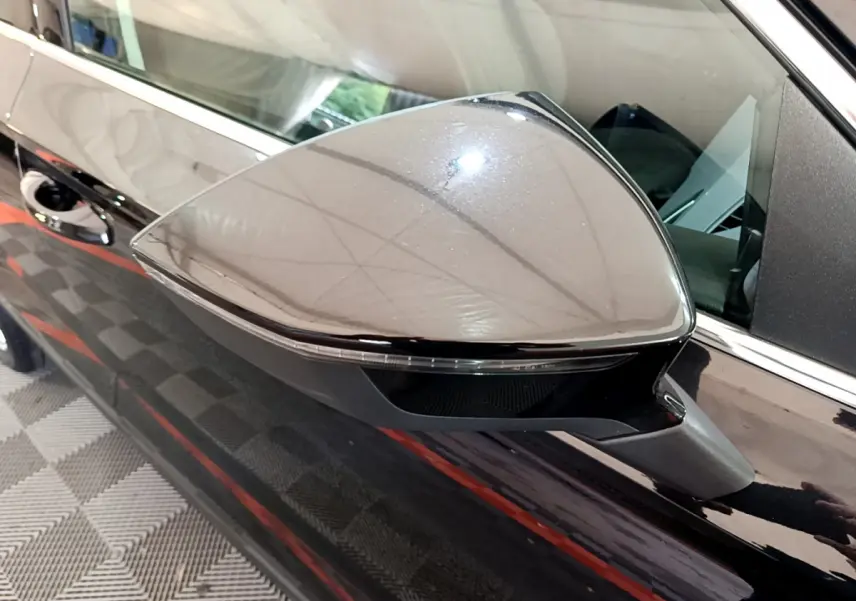 Rétroviseur droit noir brillant du SEAT Ateca 2022, vue rapprochée sur la portière et la vitre avant.