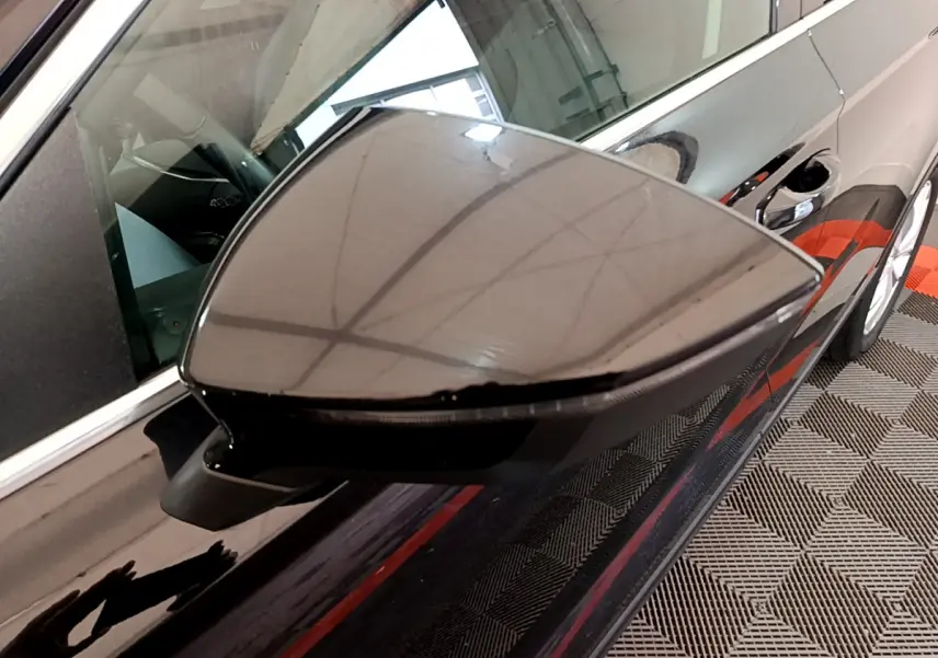 Rétroviseur côté gauche noir brillant du SEAT Ateca 2022, avec reflet du plafond et partie de la portière visible.