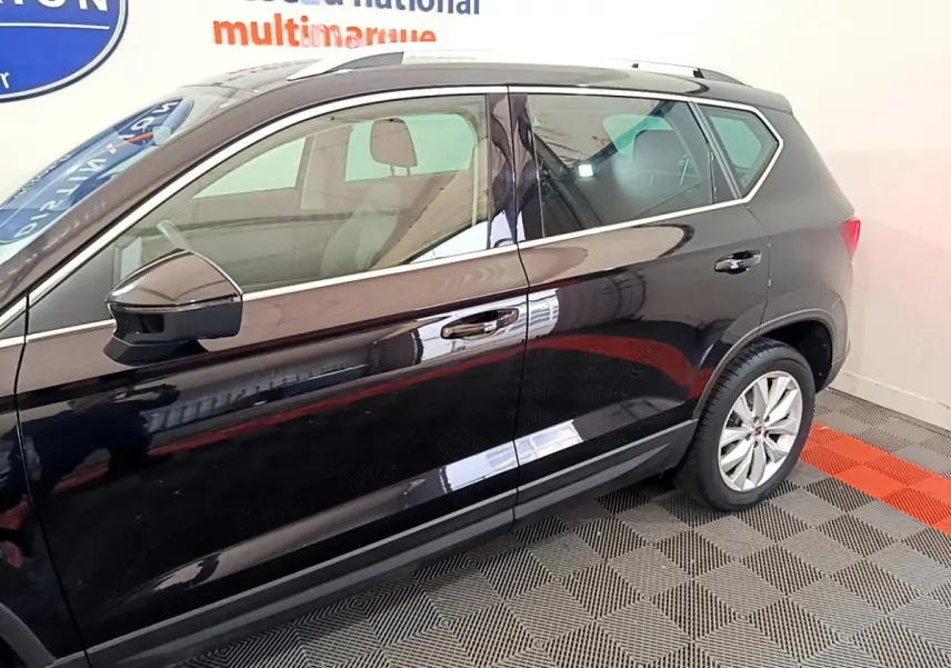 Profil côté gauche du SUV noir SEAT Ateca 2022 avec jantes alliage et rétroviseur électrique chromé.