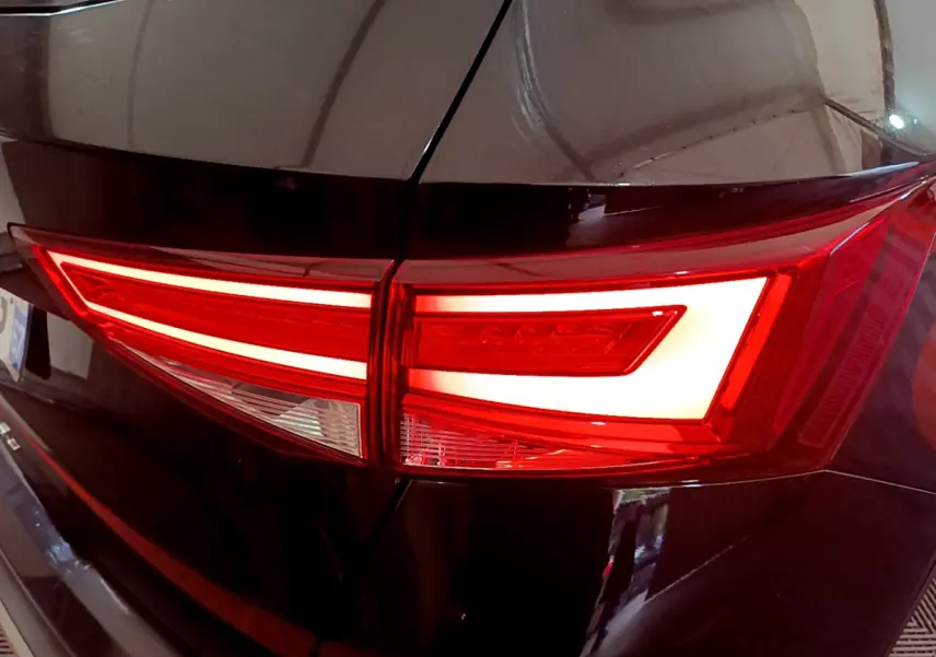 Gros plan sur le feu arrière droit allumé du SUV noir SEAT Ateca 2022 avec design lumineux distinctif en LED.