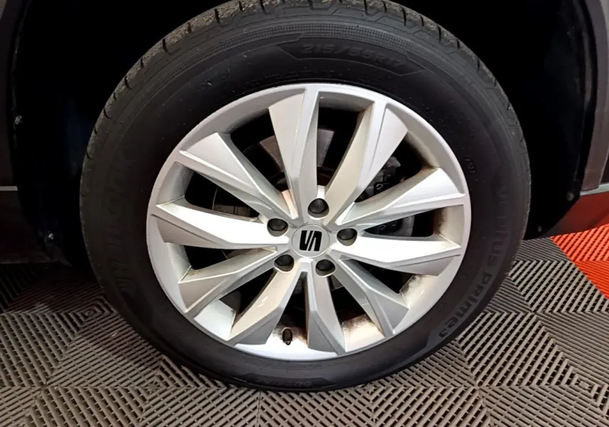 Gros plan sur la jante alliage argentée avec logo SEAT d'un SEAT Ateca noir, pneu Hankook Ventus Prime 3 visible.