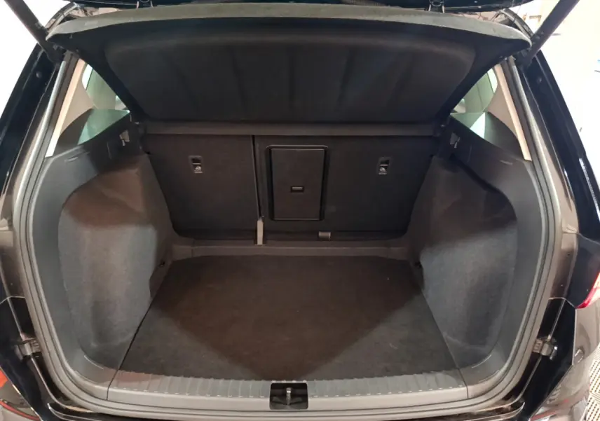Coffre ouvert vu de l'arrière d'un SEAT Ateca noir, montrant un espace de chargement propre et spacieux.