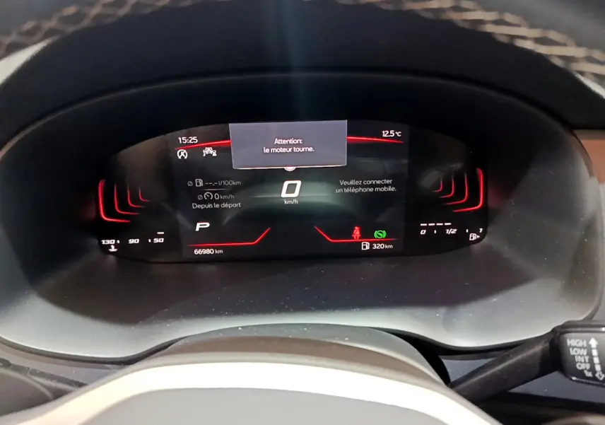 Tableau de bord numérique du SEAT Ateca noir 2022 affichant vitesse à zéro et message moteur en marche