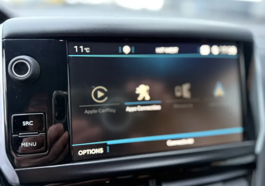 Écran tactile central de la Peugeot 2008 GT Line 2018, affichant les options Apple CarPlay et Apps Connectivité.
