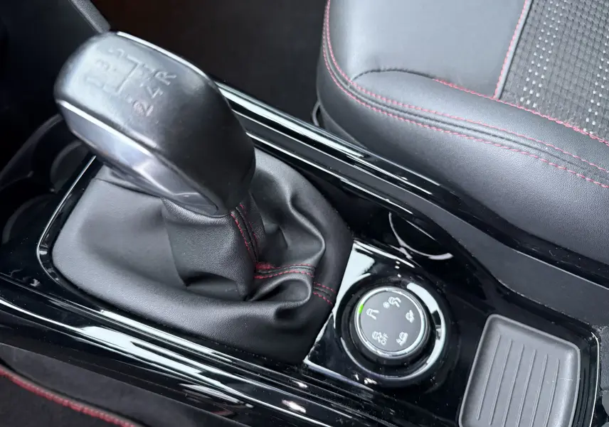 Gros plan sur le levier de vitesses manuel noir avec coutures rouges et siège en cuir noir du Peugeot 2008 GT Line 2018.