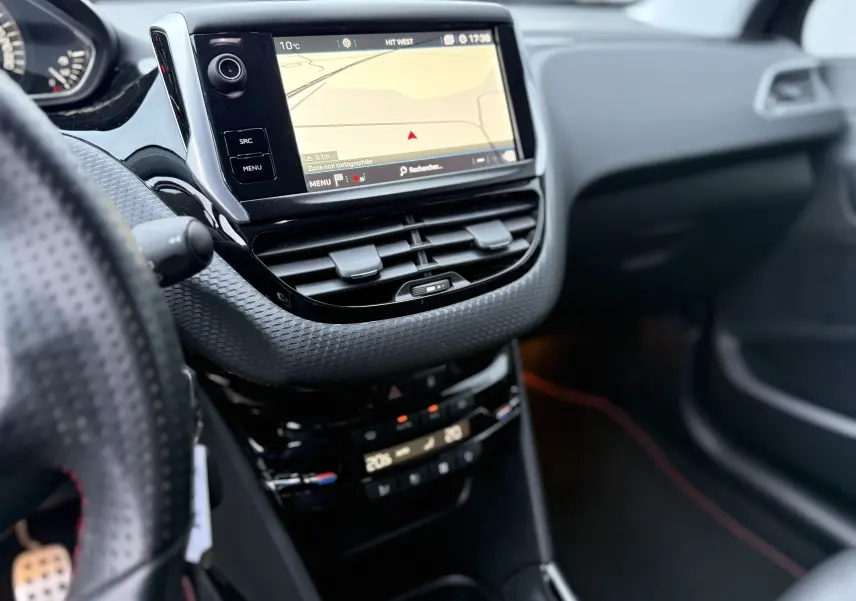 Vue intérieure centrée sur la console centrale et l'écran tactile du Peugeot 2008 noir 2018 GT Line.