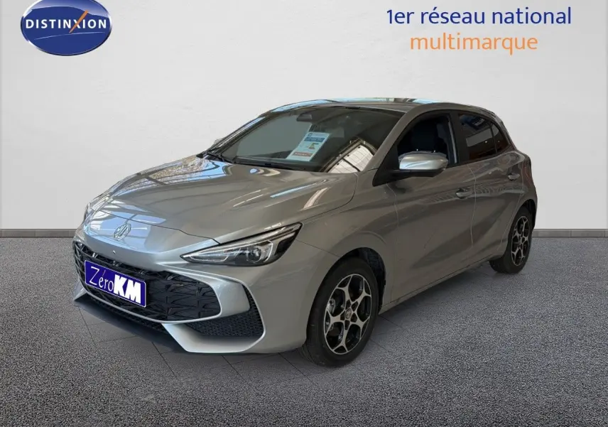 Vue 3/4 avant d'une MG3 1.5L Hybrid+ 195CH Luxury couleur gris argent Cosmic Silver Metal avec jantes noires et grises.