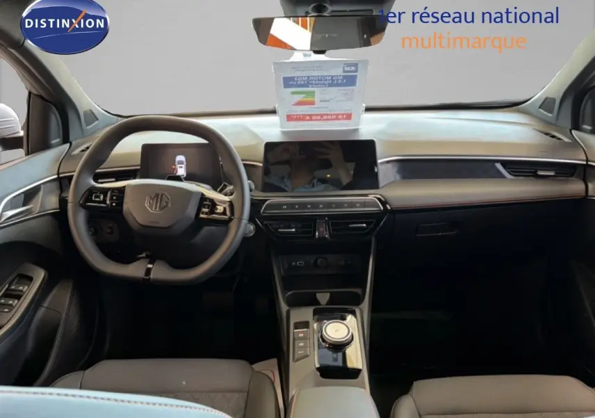 Vue intérieure avant du MG3 1.5L HYBRID+ 195CH LUXURY 2026, tableau de bord moderne avec volant multifonction et écran tactile central.