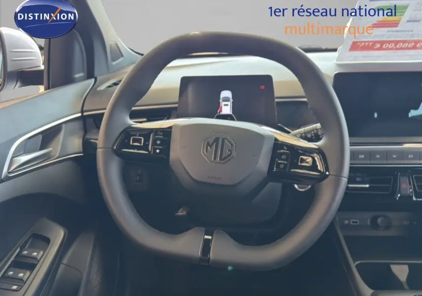 Vue intérieure centrée sur le volant MG du MG3 1.5L Hybrid+ 195ch Luxury en Cosmic Silver, avec tableau de bord et écran digital.