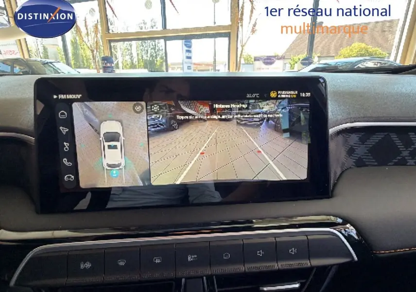 Écran tactile intérieur du MG3 1.5L Hybrid+ 195CH Luxury montrant la caméra de recul et la vue à 360° en mode stationnement.