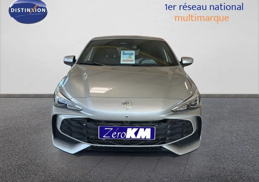 Vue avant d'une MG3 1.5L HYBRID+ 195CH Luxury en Cosmic Silver Metal avec calandre noire et phares fins.