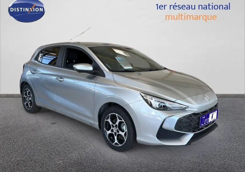 MG3 1.5L Hybrid+ 195ch Luxury en Cosmic Silver, vue 3/4 avant droit avec jantes distinctives.