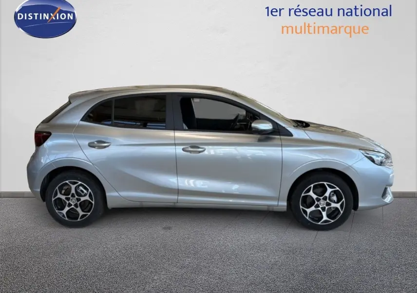Vue de profil côté gauche d'une MG3 1.5L Hybrid+ 195CH Luxury en Cosmic Silver Metal, avec jantes alliage distinctives.