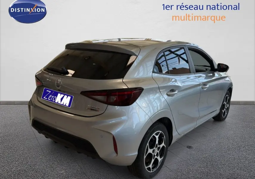 Vue 3/4 arrière droite de la MG3 1.5L Hybrid+ 195ch Luxury en Cosmic Silver Metal avec jantes alliage distinctives.