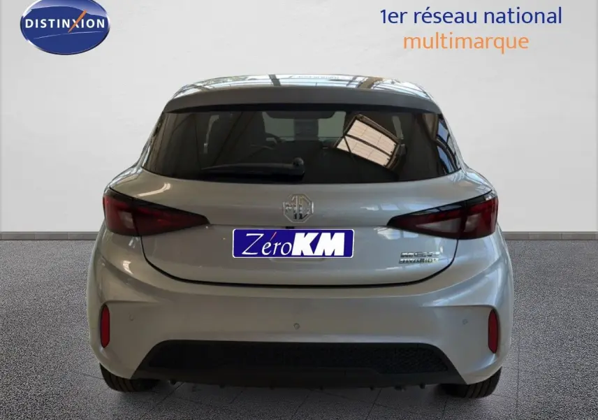 Vue arrière d'une MG3 1.5L Hybrid+ 195CH Luxury en Cosmic Silver Metal avec feux arrière sombres et vitre teintée.