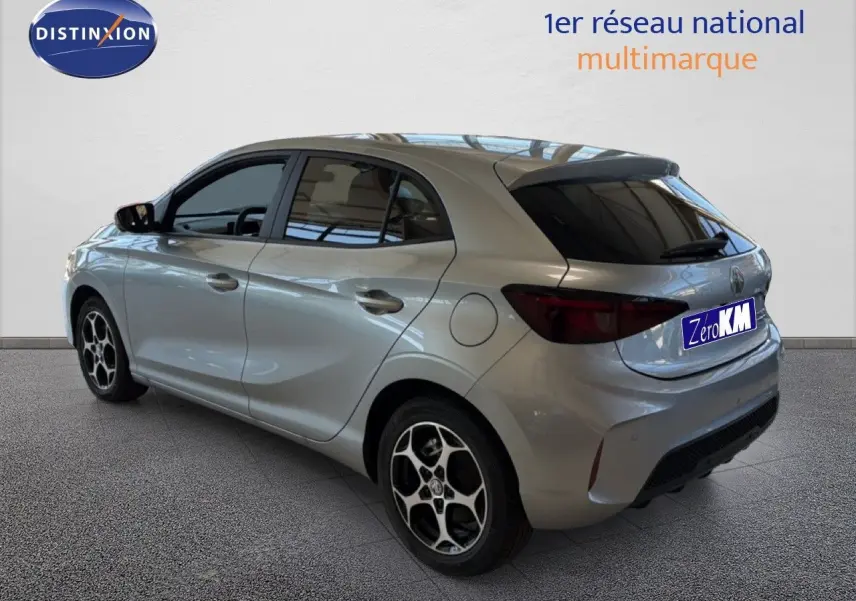 Vue 3/4 arrière droite d'une MG3 1.5L Hybrid+ 195ch Luxury en Cosmic Silver Metal avec jantes alliage noires et vitres teintées.
