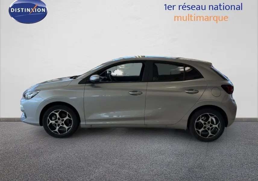 Vue de profil droit de la MG3 1.5L Hybrid+ 195ch Luxury en Cosmic Silver Metal, avec jantes alliage distinctives.