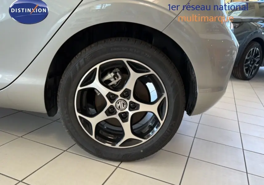 Gros plan sur la roue avant droite de la MG3 1.5L Hybrid+ 195ch Luxury en Cosmic Silver Metal, jante alliage noire et argent.