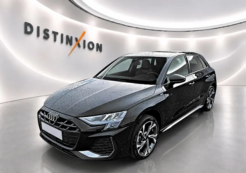Audi A3 Sportback noir mythos vue 3/4 avant droit avec jantes alu et gouttes d'eau sur la carrosserie.