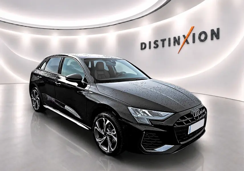 Audi A3 Sportback noir mythos vue 3/4 avant droit avec jantes alu et phares LED dans showroom lumineux.