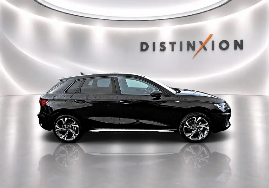 Audi A3 Sportback noir mythos vue de profil côté gauche sur fond blanc avec logo Distinxion en arrière-plan.