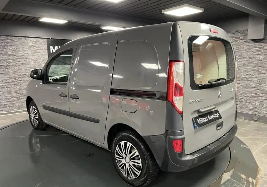 Renault Kangoo Express gris foncé vu en 3/4 arrière droit, avec hayon vitré et baguettes latérales noires.