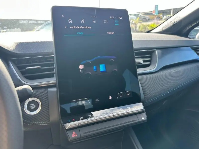 Écran tactile vertical affichant l'énergie du véhicule dans l'habitacle d'un Renault Captur rouge Flamme 2025.