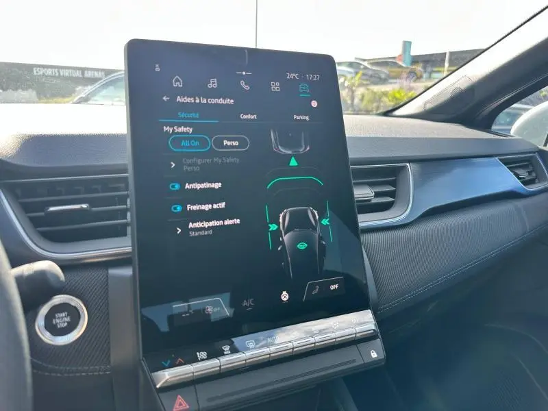 Écran tactile central vertical affichant les aides à la conduite dans l'habitacle du Renault Captur 2025 esprit Alpine.