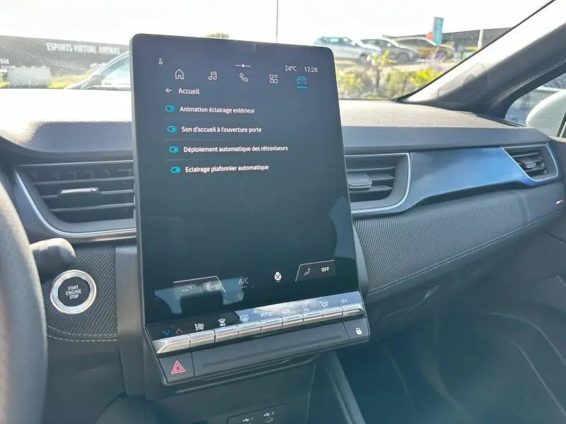 Tablette tactile verticale du tableau de bord côté passager du Renault Captur 1.6 E-Tech esprit Alpine avec détails de commandes et finition carbone.