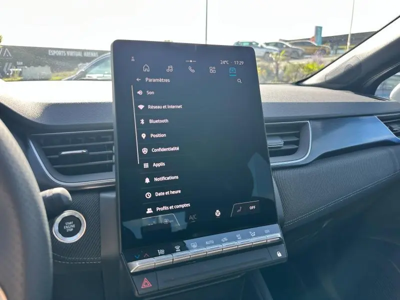 Intérieur du Renault Captur 2025 hybride, vue sur la grande tablette tactile centrale et le tableau de bord noir texturé.