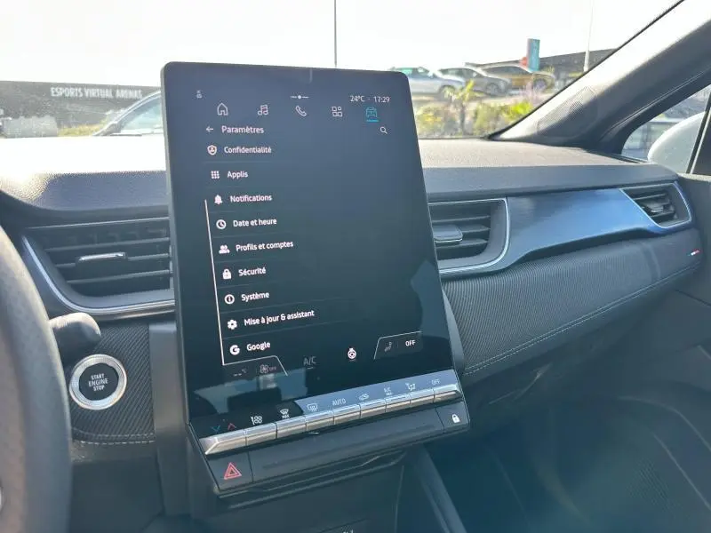 Tableau de bord du Renault Captur 2025 esprit Alpine avec écran tactile vertical et finition carbone côté passager.