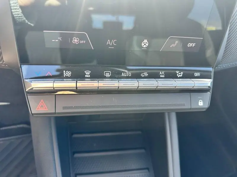 Détail de la console centrale du Renault Captur 2025 avec commandes tactiles de climatisation et bouton de verrouillage.