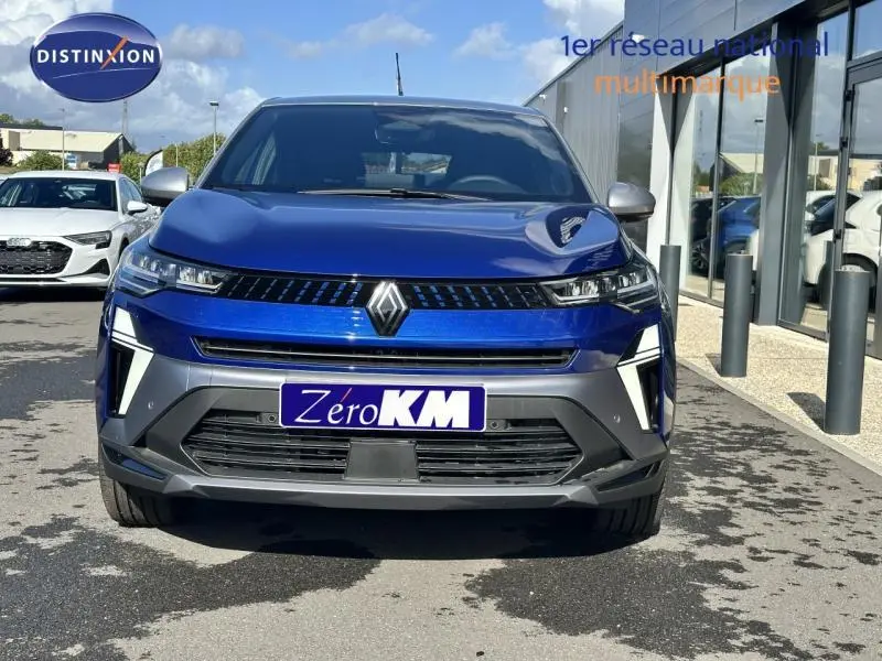 Vue frontale d'un Renault Captur 2025 bleu électrique esprit Alpine avec calandre noire et feux LED marquants.