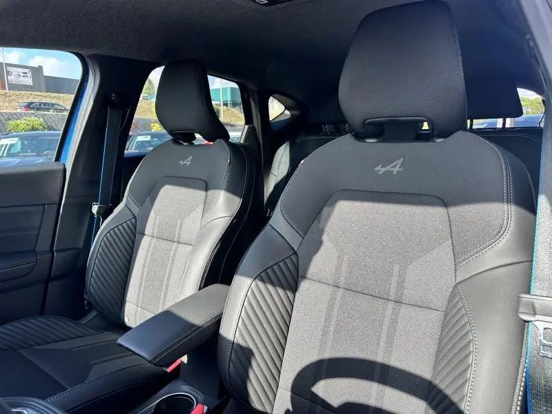 Gros plan sur les sièges avant noirs avec logo Alpine brodé, intérieur du Renault Captur 2025 esprit Alpine.