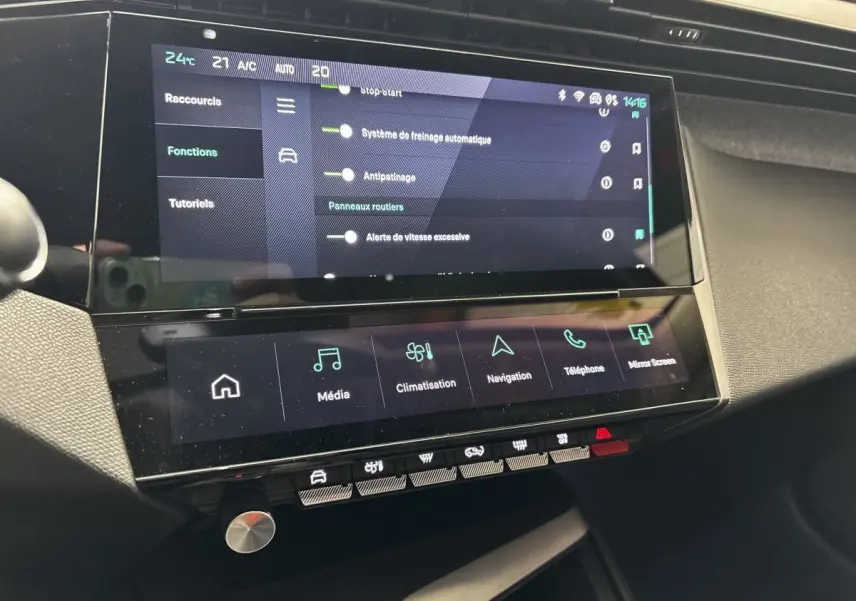 Tableau de bord tactile de la Peugeot 308 PureTech 130 S&S Allure 2024, affichage multifonctions et commandes climatisation visibles.
