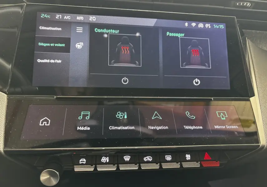 Écran tactile central affichant la climatisation et sièges chauffants dans l'habitacle d'une Peugeot 308 gris clair 2024.