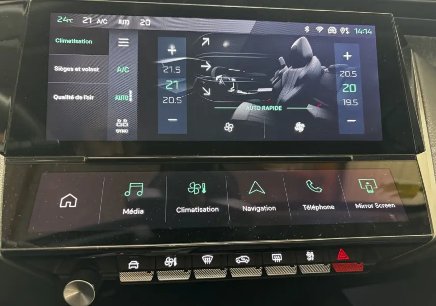 Écran tactile central de la climatisation sur Peugeot 308 2024 gris clair, affichage digital avec réglages précis des températures.