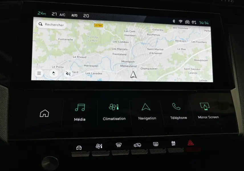 Écran tactile central de navigation et commandes multimédia de la Peugeot 308 gris clair PureTech 130 S&S ALLURE 2024