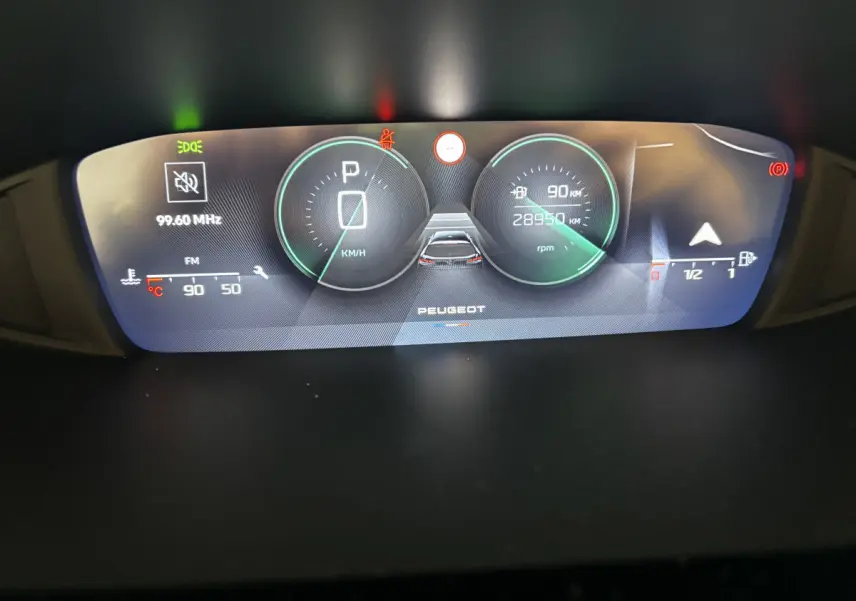 Affichage numérique du combiné d'instruments de la Peugeot 308 PureTech 130, avec vitesse, compte-tours et alertes visibles.
