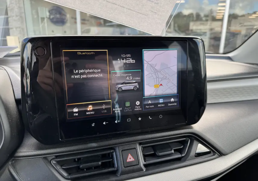 Écran tactile central du tableau de bord de la Suzuki Swift gris, affichant navigation et options multimédia.