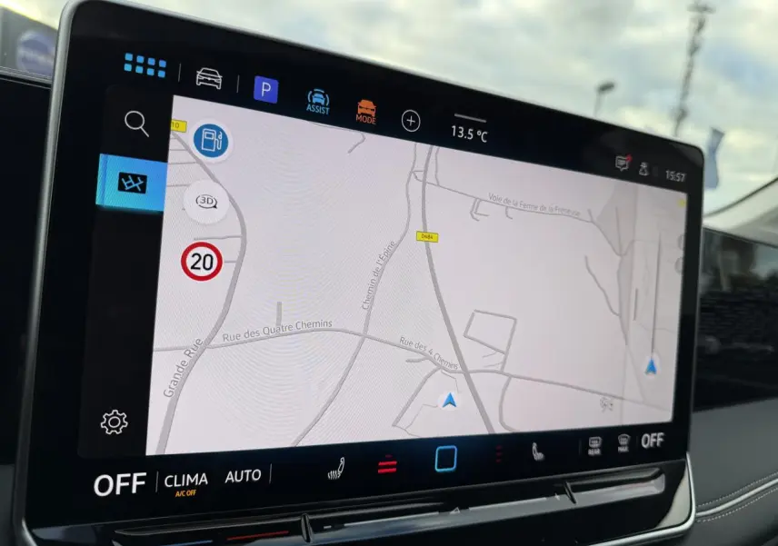Écran tactile du système de navigation Discover Media dans un Volkswagen Tiguan 2024, intérieur moderne et épuré.
