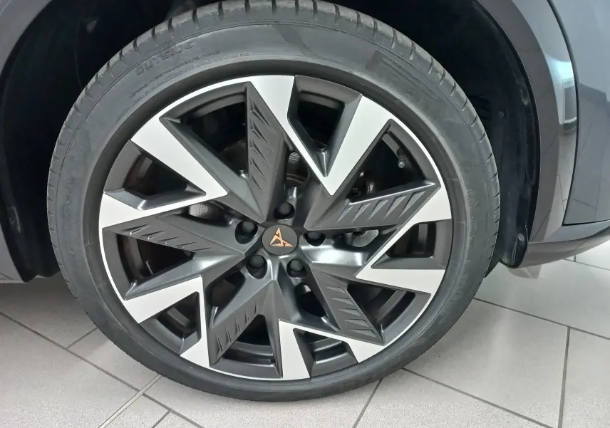 Gros plan sur la roue avant droite de la CUPRA Formentor gris magnétique, mettant en valeur la jante au design géométrique bicolore.